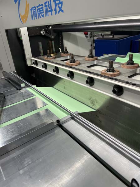 Полностью автоматизированная линия по производству изделий из бумаги с ножевым механизмом и сервоприводом.